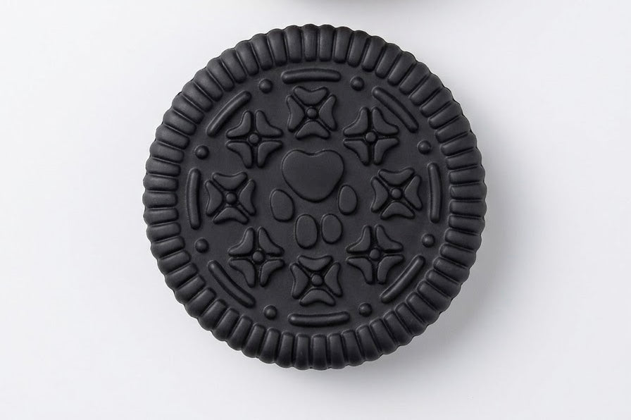 Παιχνίδι σκύλου rubber με squeaker – σχέδιο oreo μαύρο με καρδιά